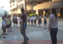 Integrated English Class~哇大家看得出來我們拼出的是大寫M嗎？